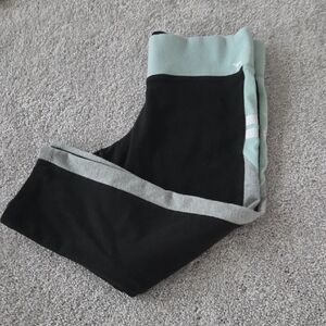 Victoria's Secret Pink Women's Black and Teal Capri Length Yoga Pant